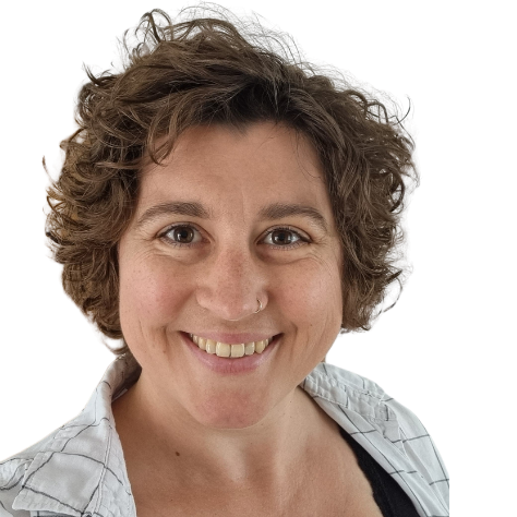 Lisa lacht - Sticker Ich Lisa, eine Frau mit kurzen braunen Locken, lache Dich an. Ich trage ein weißes Hemd mit schwarzen Karos. Das Licht ist hell und warm.